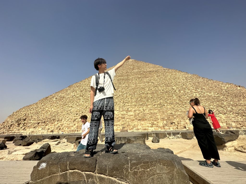 ピラミッドの頂点を掴む男