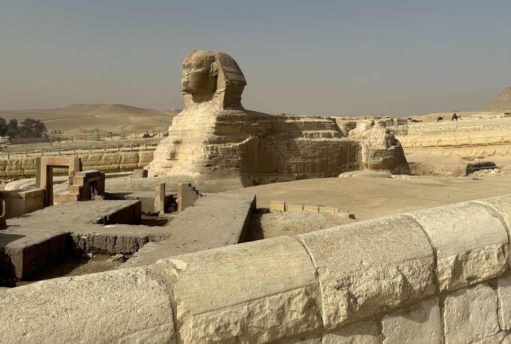 
歩道から見えるスフィンクス