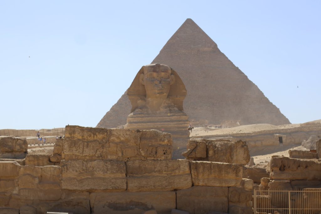 スフィンクスとピラミッド