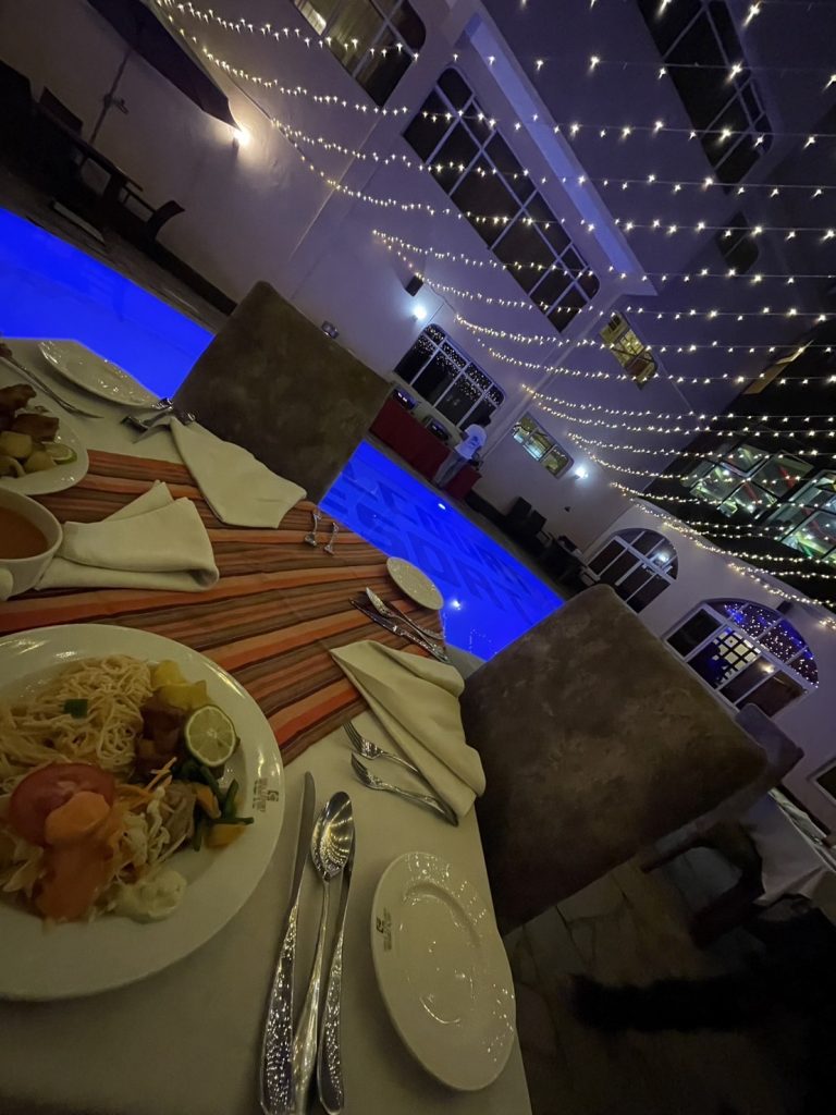 オシャレなレストランでの食事