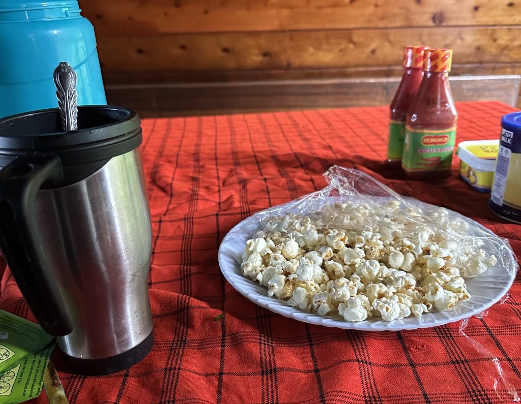ポップコーンと皿