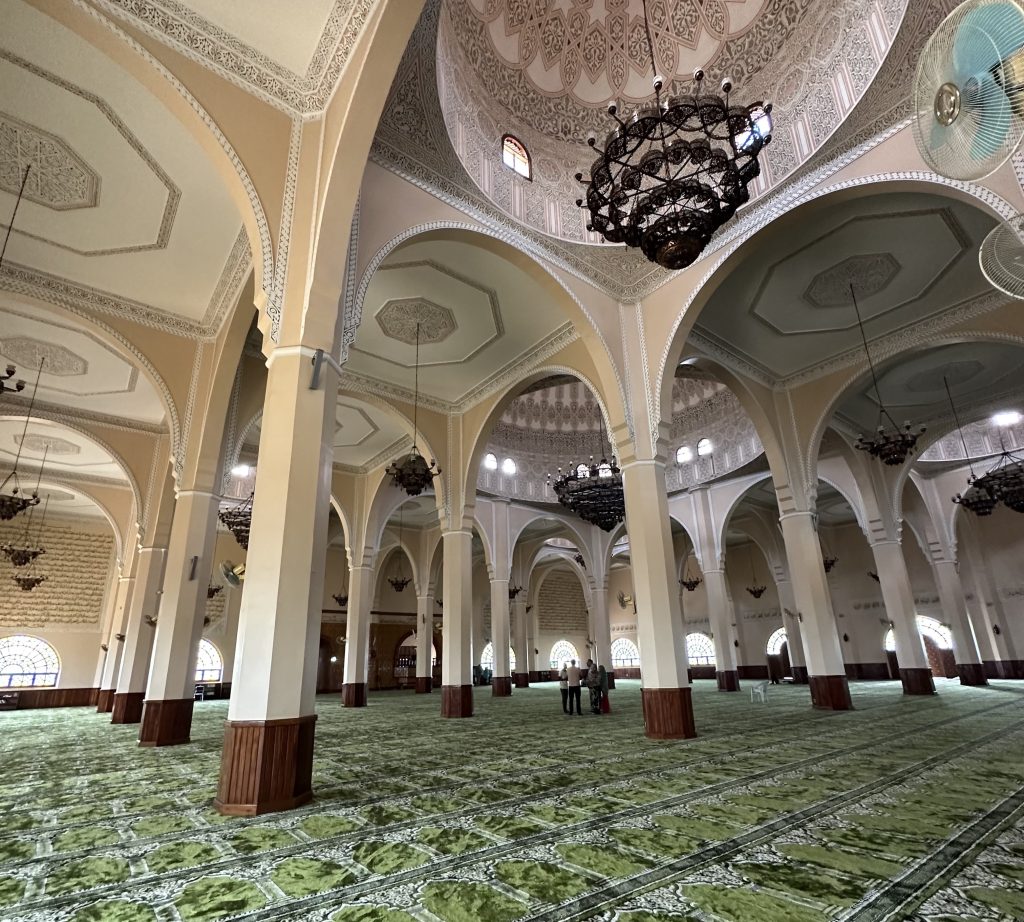 沢山の柱と、豪華な天井