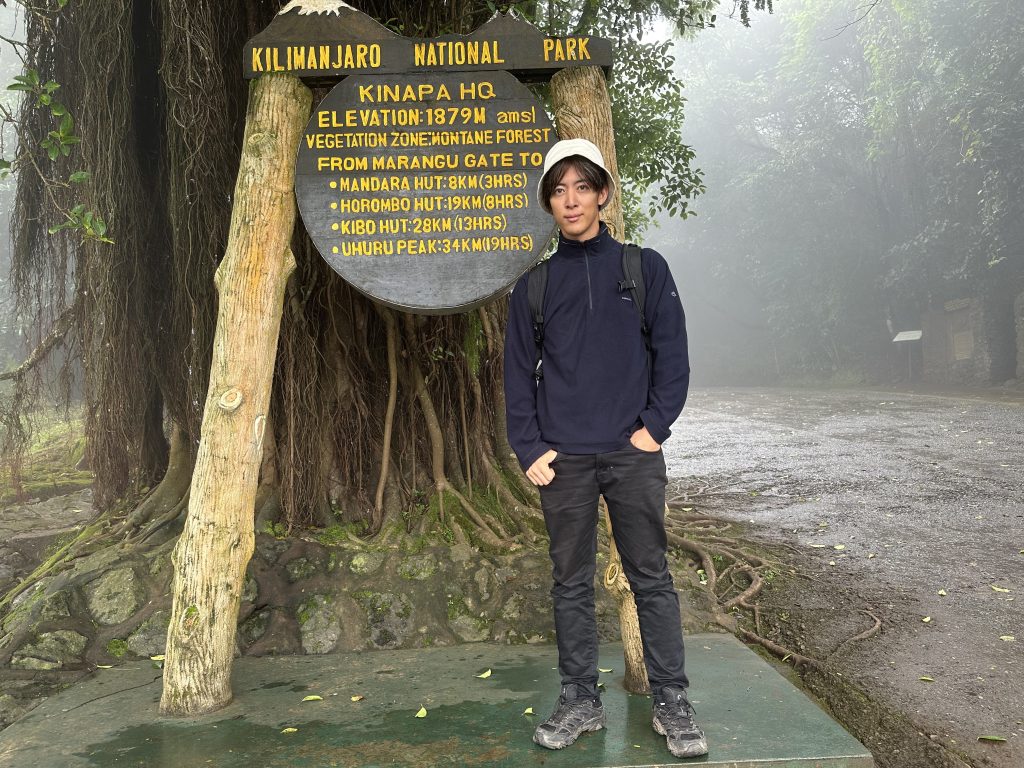 モニュメントと人、登山道
